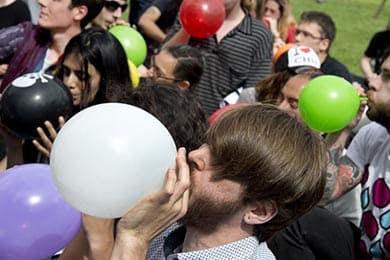 Снятие стресса веселящим газом